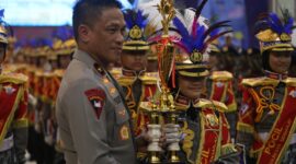 Wakapolda Jatim Brigjen Pol Akhmad Yusep Gunawan serahkan Trophy