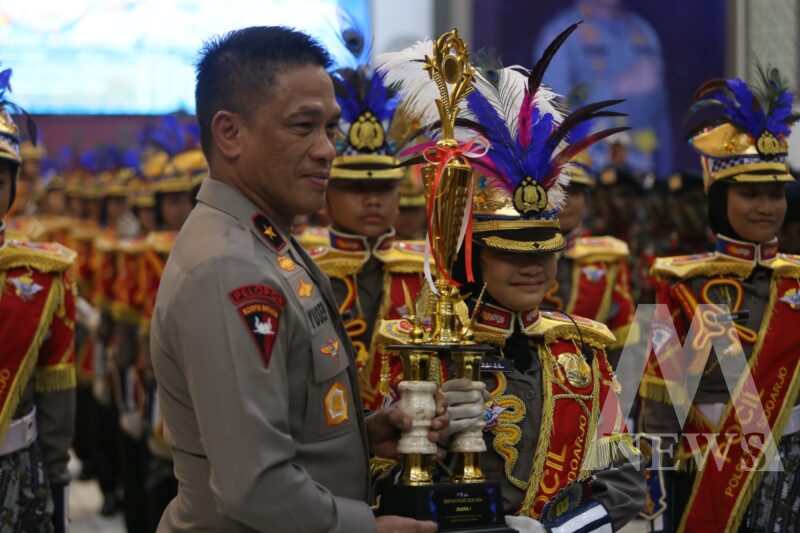 Wakapolda Jatim Brigjen Pol Akhmad Yusep Gunawan serahkan Trophy