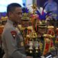 Wakapolda Jatim Brigjen Pol Akhmad Yusep Gunawan serahkan Trophy