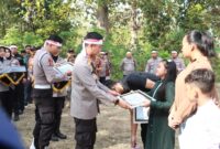 Kapolres Bojonegoro AKBP Mario Prahatinto beri beasiswa 33 putra putri Polri berprestasi