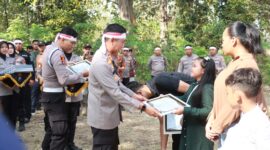Kapolres Bojonegoro AKBP Mario Prahatinto beri beasiswa 33 putra putri Polri berprestasi