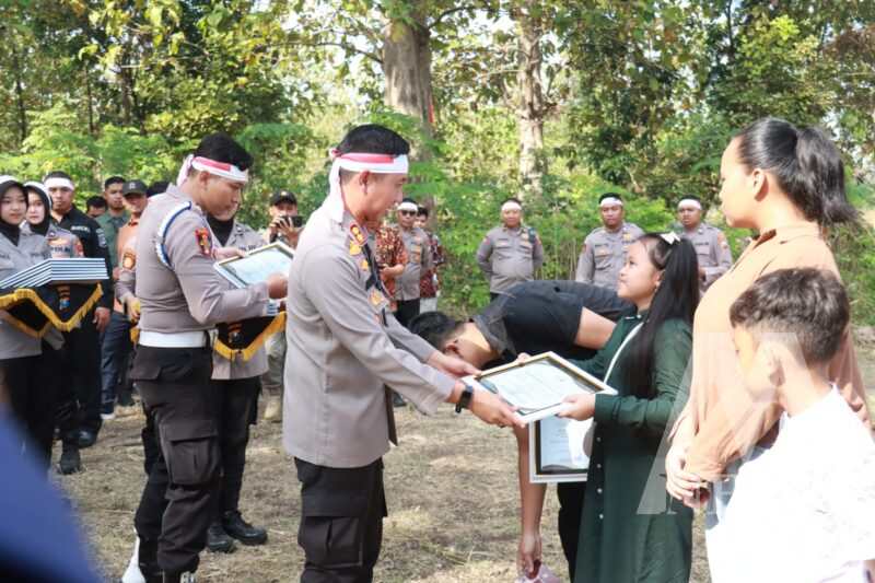 Kapolres Bojonegoro AKBP Mario Prahatinto beri beasiswa 33 putra putri Polri berprestasi