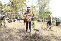 Kapolres Bojonegoro AKBP Mario Prahatinto tanam pohon