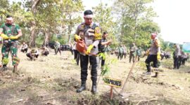 Kapolres Bojonegoro AKBP Mario Prahatinto tanam pohon