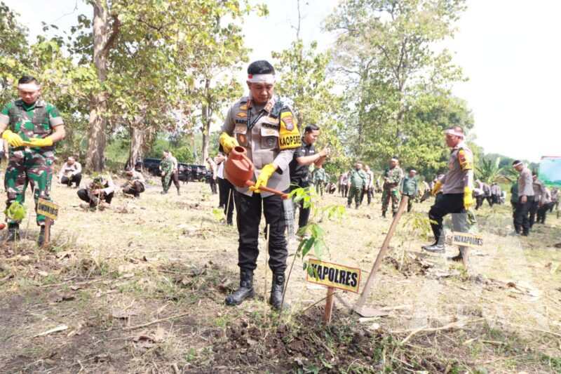 Kapolres Bojonegoro AKBP Mario Prahatinto tanam pohon