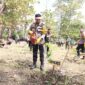 Kapolres Bojonegoro AKBP Mario Prahatinto tanam pohon