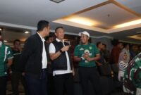 Kapolda Jatim Irjen Pol Drs. Imam Sugianto tinjau sepakbola di stadion GBT