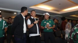 Kapolda Jatim Irjen Pol Drs. Imam Sugianto tinjau sepakbola di stadion GBT