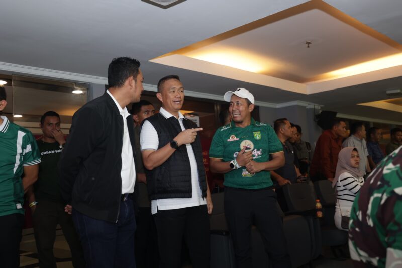 Kapolda Jatim Irjen Pol Drs. Imam Sugianto tinjau sepakbola di stadion GBT