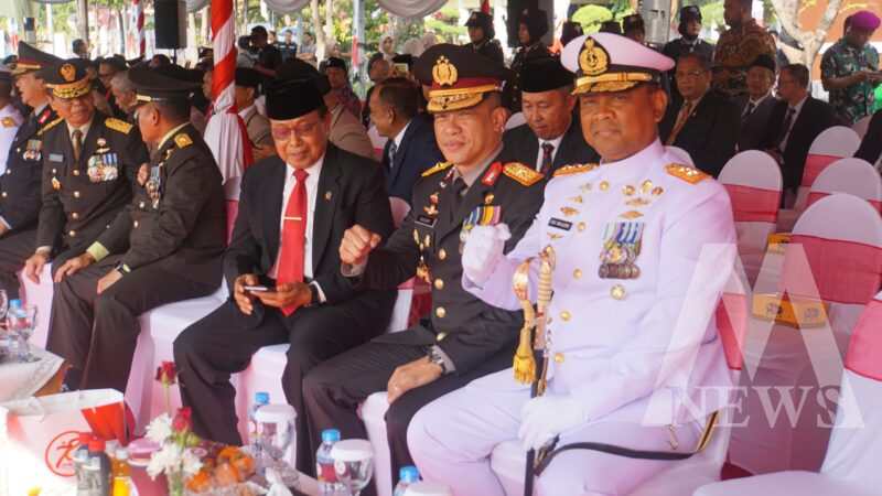 Wakapolda Jatim Brigjen Pol Akhmad Yusep Gunawan bersama Wadan Kodikalatal Laksda TNI Eko Wahjono