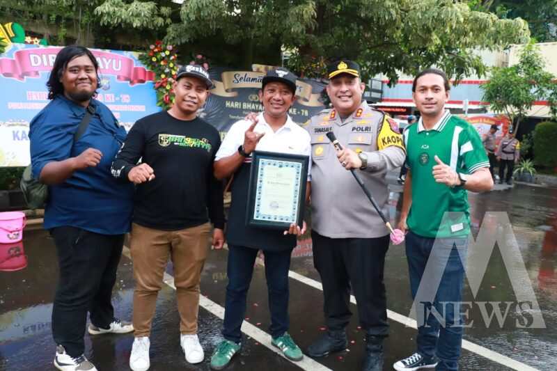 Kapolres Tanjung Perak AKBP William Cornelis Tanasale bersama anggota