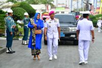 Dankodiklatal Letjen TNI Marinir Nur Alamsyah didampingi Ketua Gabungan Jalasenastri Kodikalatal Ny. Ayu Nur Alamsyah