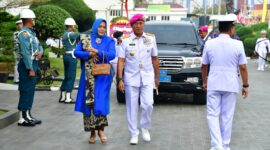 Dankodiklatal Letjen TNI Marinir Nur Alamsyah didampingi Ketua Gabungan Jalasenastri Kodikalatal Ny. Ayu Nur Alamsyah