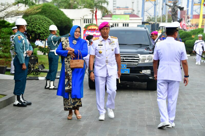 Dankodiklatal Letjen TNI Marinir Nur Alamsyah didampingi Ketua Gabungan Jalasenastri Kodikalatal Ny. Ayu Nur Alamsyah