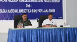 Dusdikintelmar Kodiklatal Kolonel Laut (P) Kelik Hariyadi bersama Kepala Bidang Pemberantasan dan Intelijen BNNP Jawa Timur Kombespol Noer Wisnanto