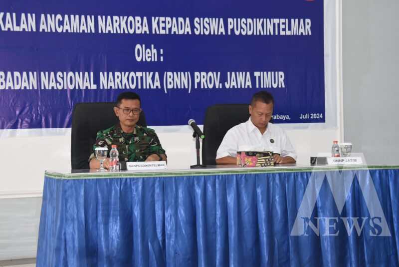 Dusdikintelmar Kodiklatal Kolonel Laut (P) Kelik Hariyadi bersama Kepala Bidang Pemberantasan dan Intelijen BNNP Jawa Timur Kombespol Noer Wisnanto