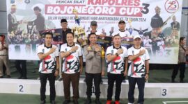 Kapolres Bojonegoro AKBP Mario Prahatinto tutup kejuaraan pencak silat