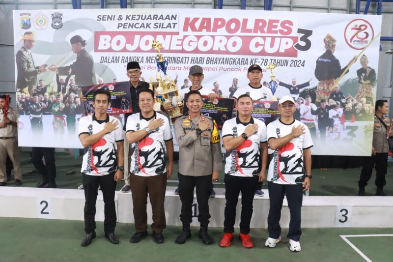 Kapolres Bojonegoro AKBP Mario Prahatinto tutup kejuaraan pencak silat