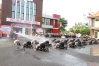 Tradisi siram air dan mandi kembang