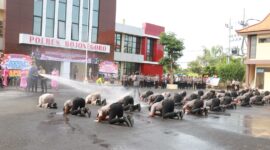 Tradisi siram air dan mandi kembang