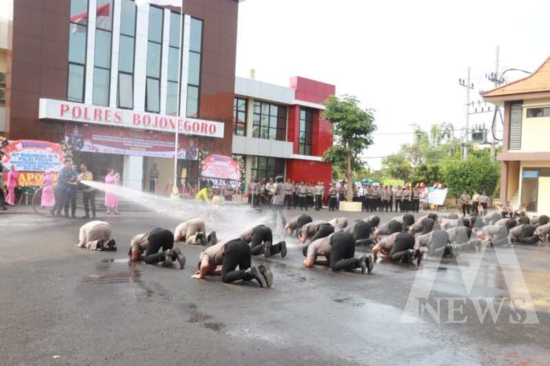 Tradisi siram air dan mandi kembang