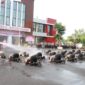 Tradisi siram air dan mandi kembang