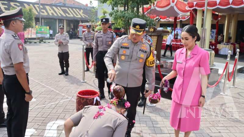 Kapolres Nganjuk AKBP Muhammad siram anggota yang naik pangkat