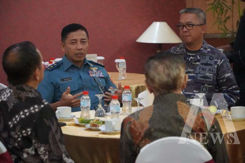 Dirdik Kodiklatal Laksma TNI Askari hadiri rapat terbuka senat UPN Veteran Jatim