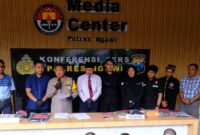 Tersangka diamankan Polisi beserta barang buktinya
