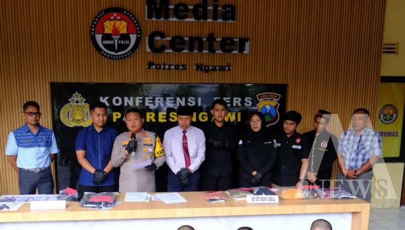 Tersangka diamankan Polisi beserta barang buktinya