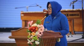 Ketua Gabungan Jalasenastri Kodiklatal Ny. Ayu Nur Alamsyah selaku Ketua Bakor Jalasenastri Surabaya
