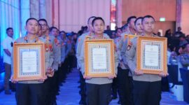 Kapolres Bojonegoro AKBP Mario Prahatinto saat terima penghargaan