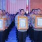 Kapolres Bojonegoro AKBP Mario Prahatinto saat terima penghargaan