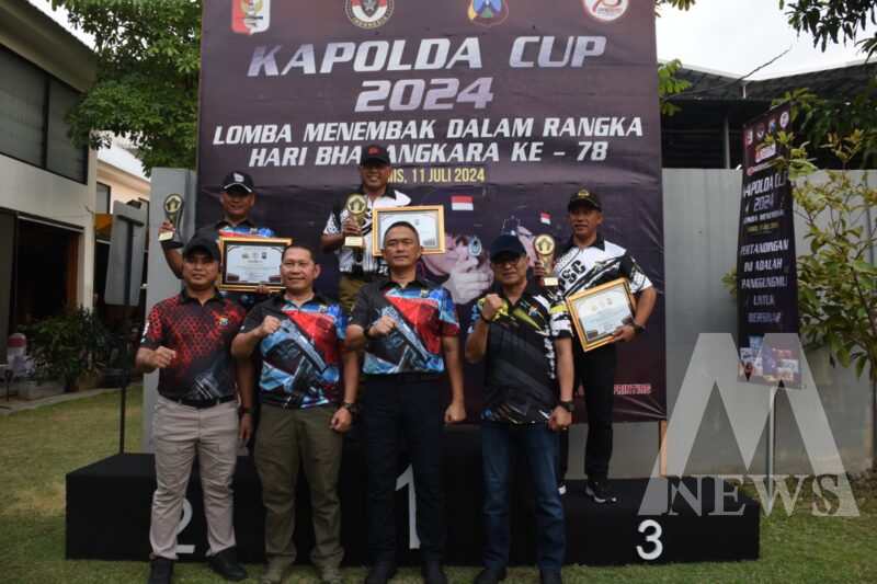 Dankodikmar Kodiklatal Brigjen TNI Marinir Samson Sitohang saat ikuti lomba menembak