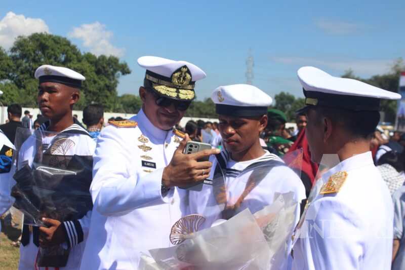 Dankodiklatal Letjen TNI Marinir Nur Alamsyah bersama siswa Dikmata Satdik-2 Makassar