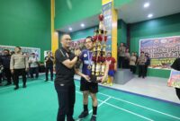 Kapolda Jatim Irjen Pol Drs. Imam Sugianto serahkan piala turnamen bulutangkis