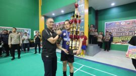 Kapolda Jatim Irjen Pol Drs. Imam Sugianto serahkan piala turnamen bulutangkis