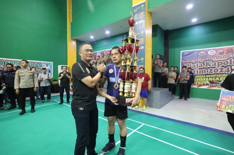 Kapolda Jatim Irjen Pol Drs. Imam Sugianto serahkan piala turnamen bulutangkis