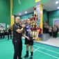 Kapolda Jatim Irjen Pol Drs. Imam Sugianto serahkan piala turnamen bulutangkis