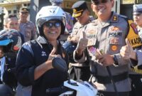 Kapolres Probolinggo AKBP Wisnu Wardana berikan hadiah ke pengendara