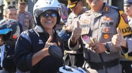 Kapolres Probolinggo AKBP Wisnu Wardana berikan hadiah ke pengendara