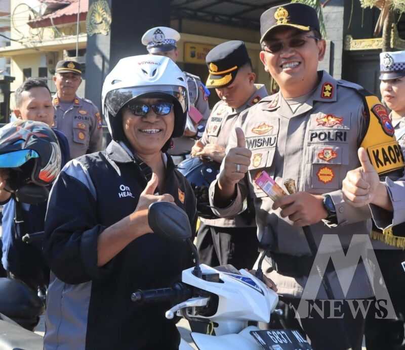 Kapolres Probolinggo AKBP Wisnu Wardana berikan hadiah ke pengendara