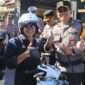 Kapolres Probolinggo AKBP Wisnu Wardana berikan hadiah ke pengendara