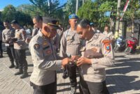 Kasihumas AKP Supriyanto saat cek HP anggota