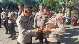 Kasihumas AKP Supriyanto saat cek HP anggota