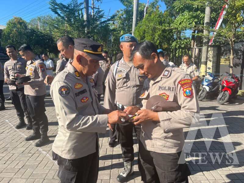 Kasihumas AKP Supriyanto saat cek HP anggota