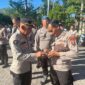 Kasihumas AKP Supriyanto saat cek HP anggota