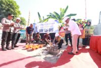 Kapolres Bojonegoro AKBP Mario Prahatinto lakukan peletakan batu pertama