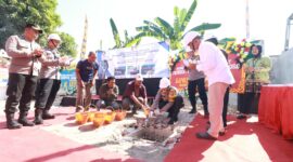 Kapolres Bojonegoro AKBP Mario Prahatinto lakukan peletakan batu pertama