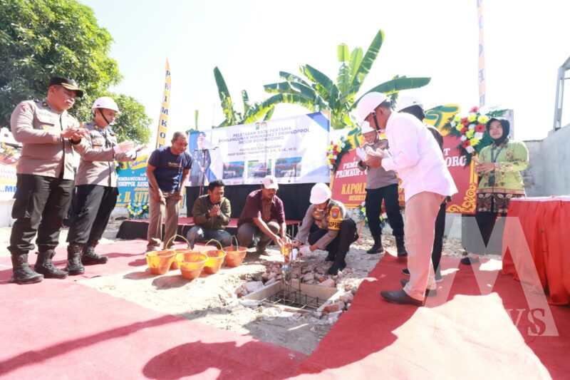 Kapolres Bojonegoro AKBP Mario Prahatinto lakukan peletakan batu pertama